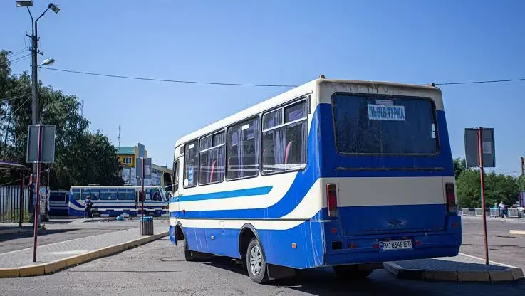 Кліпборд із маршрутними документами, ключами й чеклистом безпеки на деревʼяному тлі