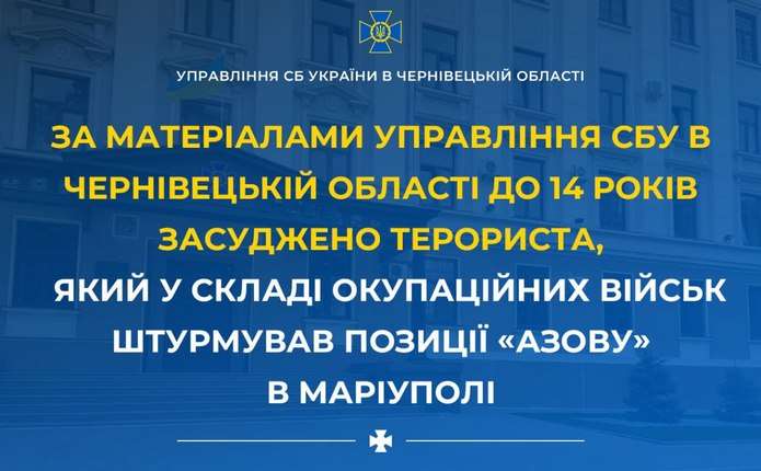 військова каска, складена карта та поношена медаль на деревʼяному столі