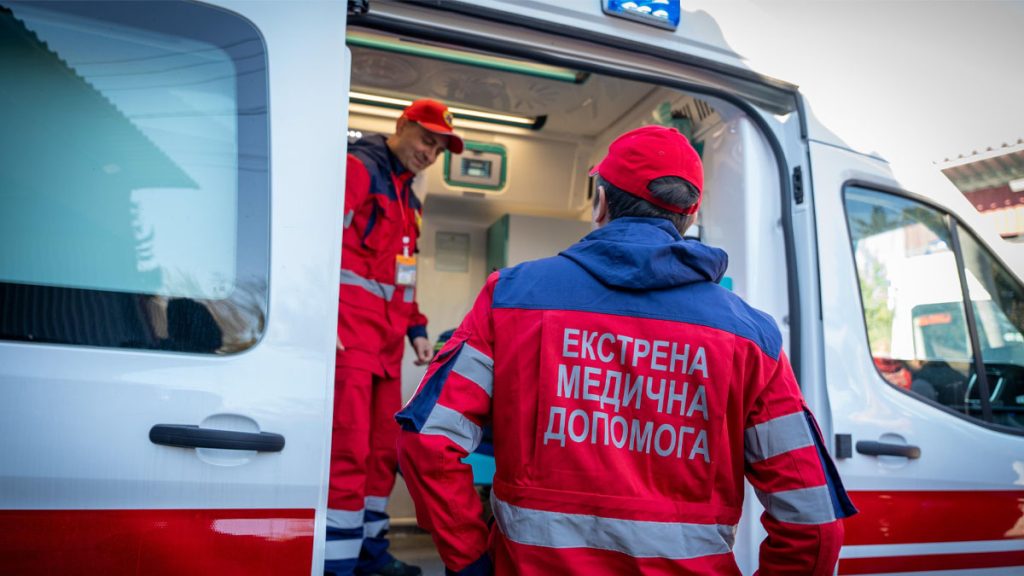 хірургічний лоток з інструментами і невеликий уламок дрона на столі