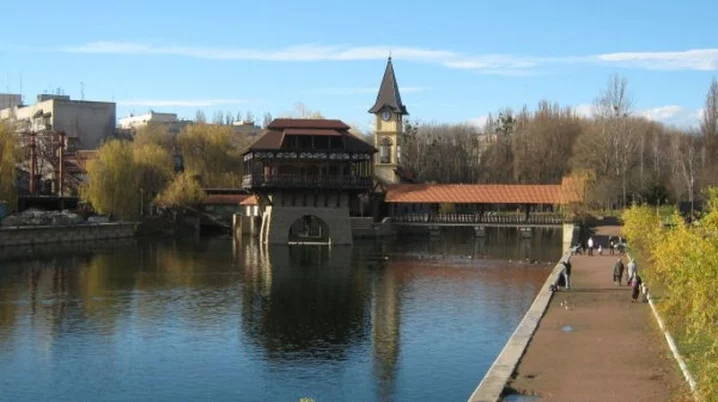 зображення недобудови в парку поруч із ставом, без людей і написів
