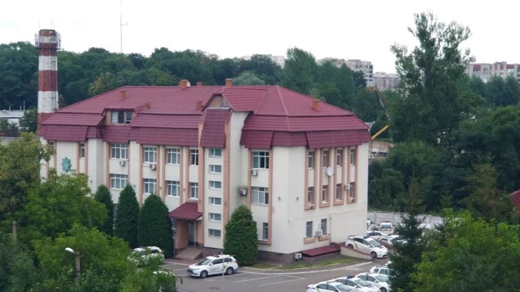 натуральне фото документів ради поруч із поліцейською кашкеткою на столі
