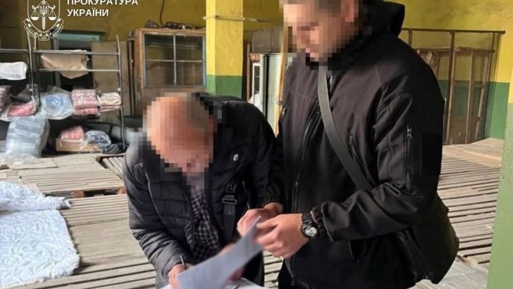 символічна сцена з засобами захисту та попереджувальним знаком українською