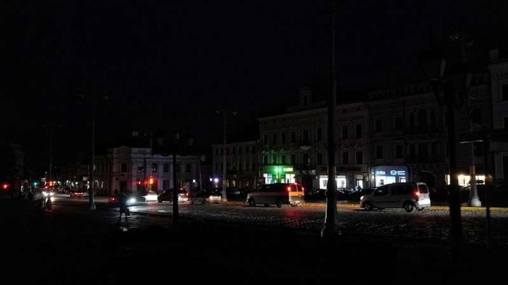 Крупний план електроопори та перерваних проводів на заході сонця з інструментами поруч, без людей