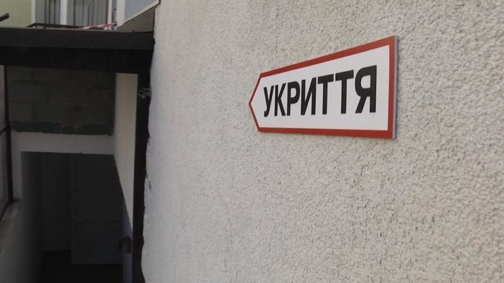 символічна ілюстрація пошкодженого трансформатора та ізоляторів на сільській дорозі, без людей і логотипів