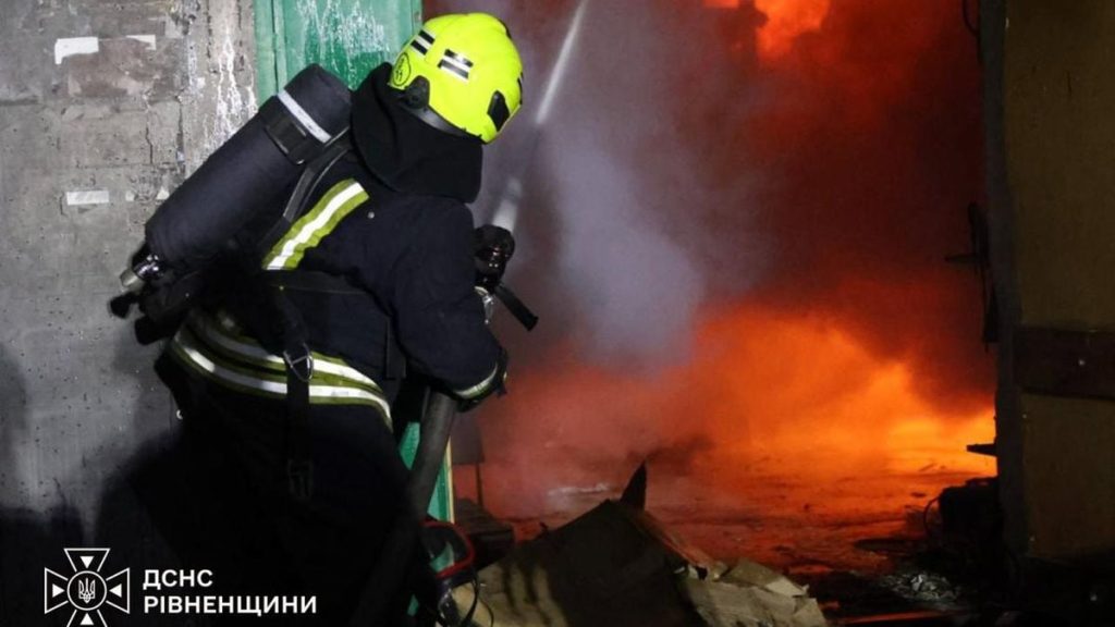 символічна ілюстрація підприємства вночі з димом і рятувальниками, без облич і логотипів