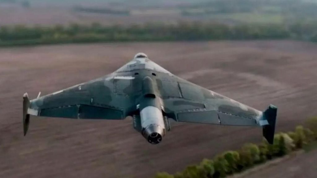 Силует реактивного безпілотника на столі з фрагментами карти Західної України, драматичне освітлення