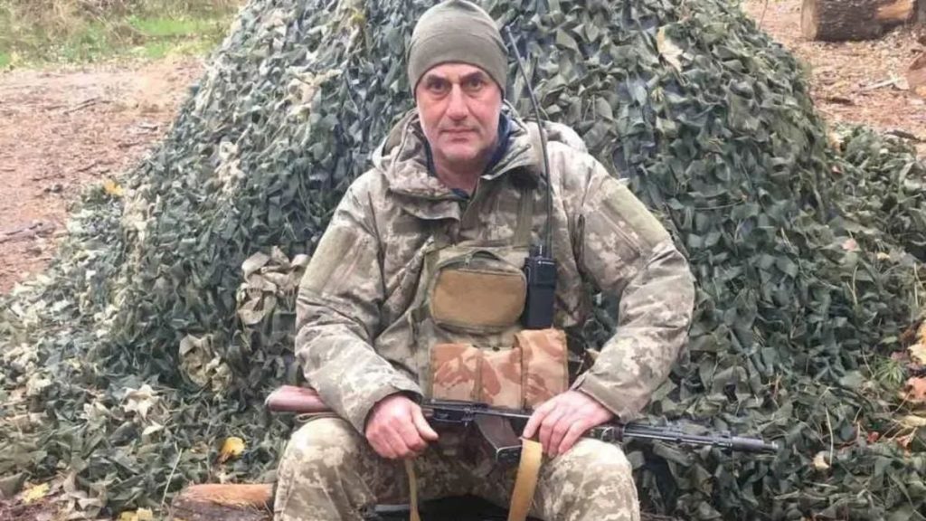 символічна шана з футбольною футболкою та військовим шоломом
