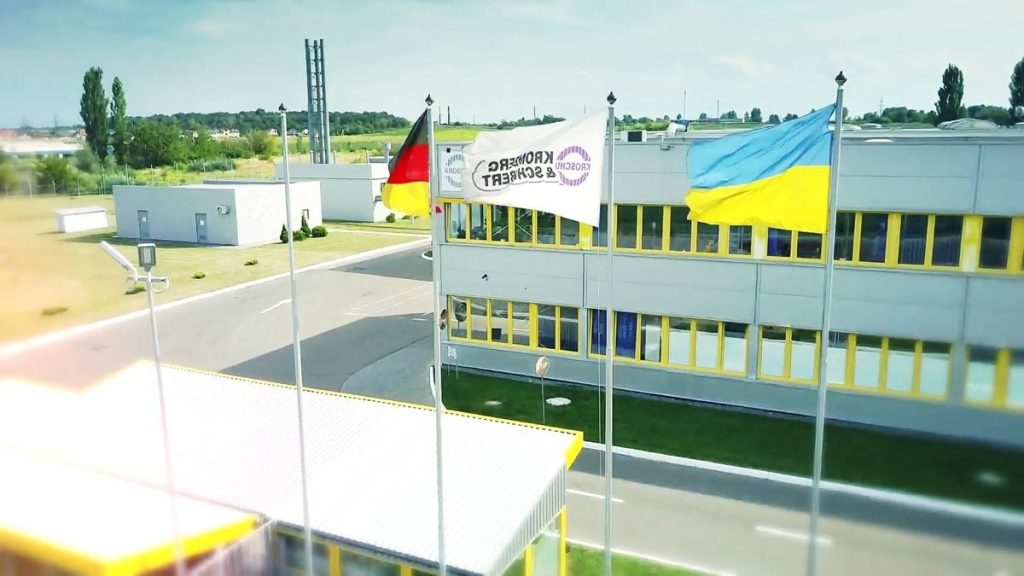 символічне крупне планування кабельних пучків і інструментів на заводському столі, без людей