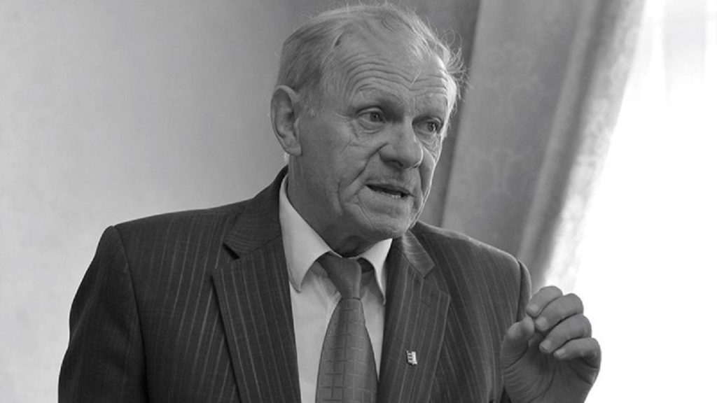 Свисток арбітра, потертий футбольний м'яч і складені стрічки на нейтральному фоні