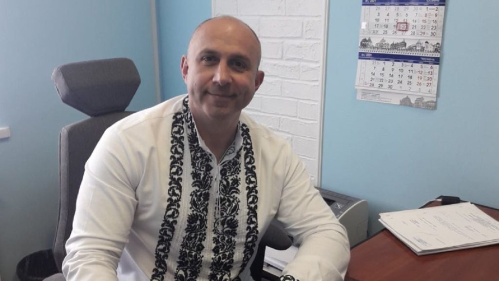 Крупний план молотка судді на юридичних паперах із синьо-жовтою тканиною, без людей