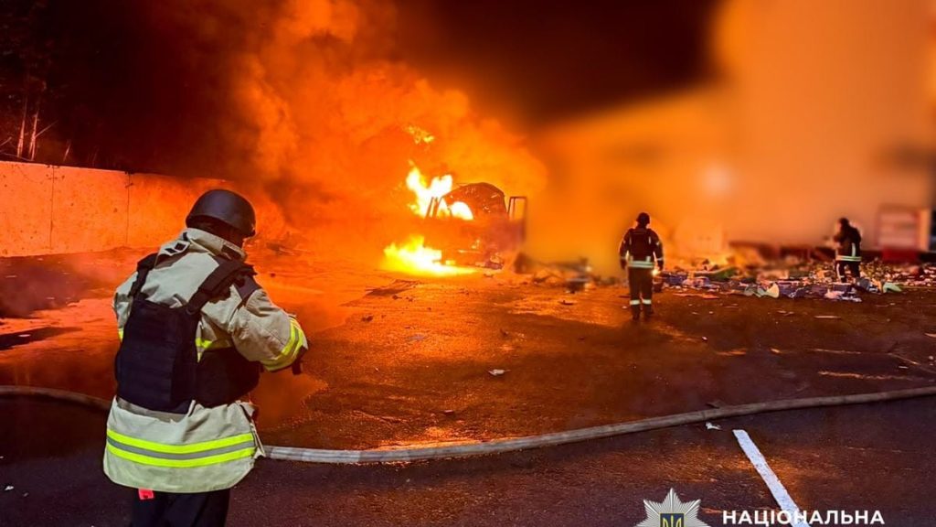символічна сцена: рятувальники та швидка біля пошкодженої будівлі в місті, без облич