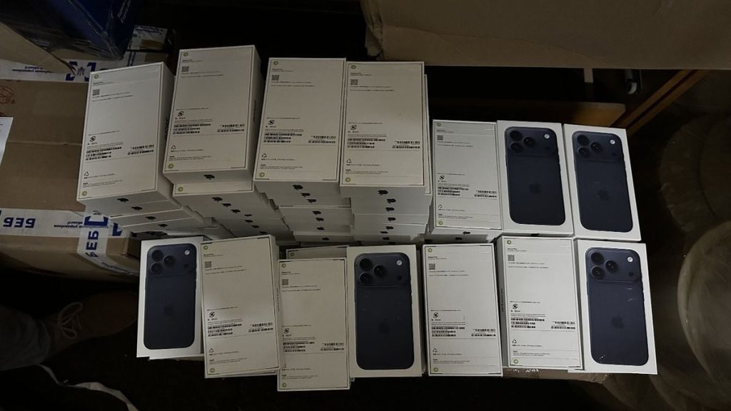 стилізована композиція коробок із технікою Apple на нейтральному тлі