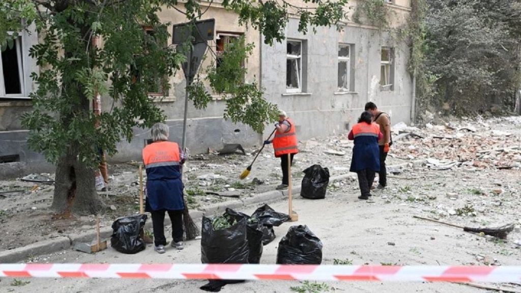 символічна сцена з документом бюджету, квитком громадського транспорту і мітлою без людей