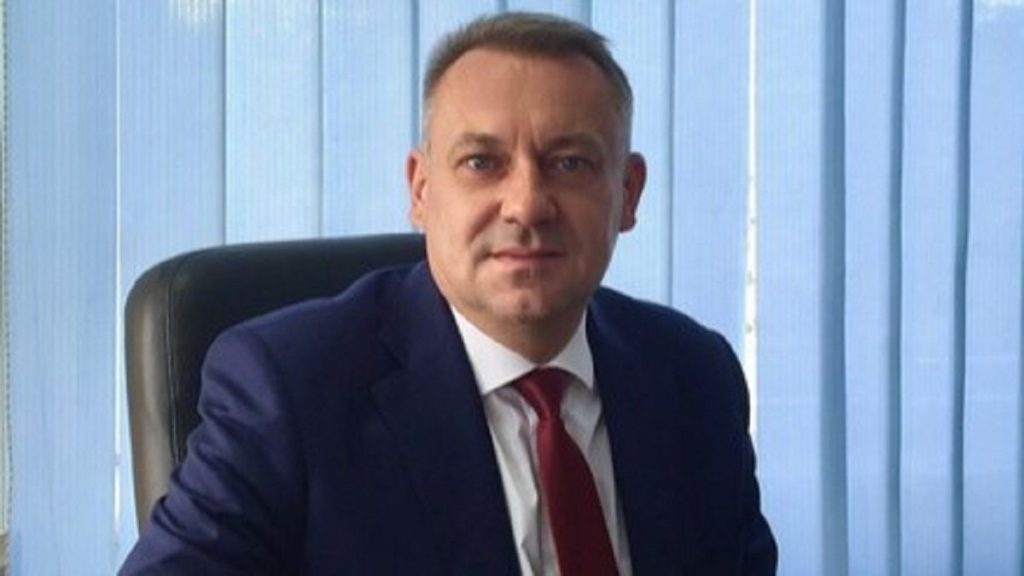 ключ від люксового позашляховика на документах поруч із судовим молотком