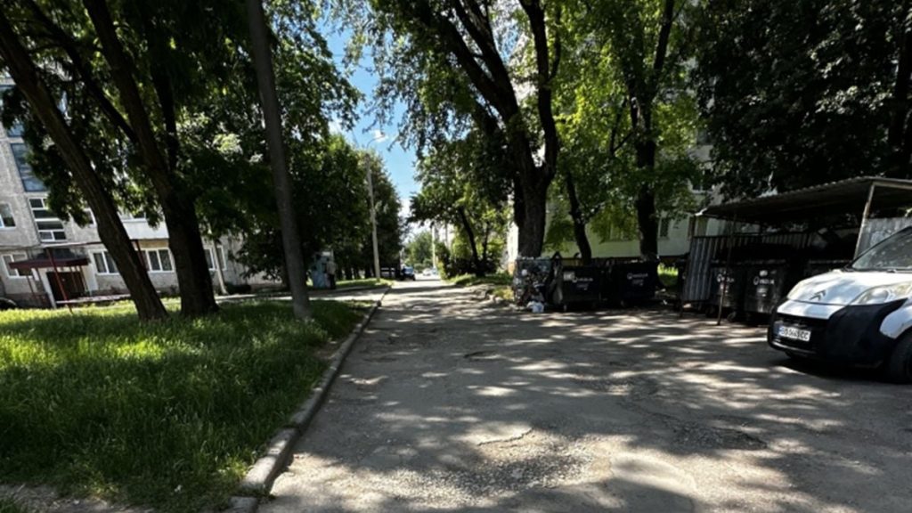 символічне зображення двору з інструментами й стрічкою, без людей