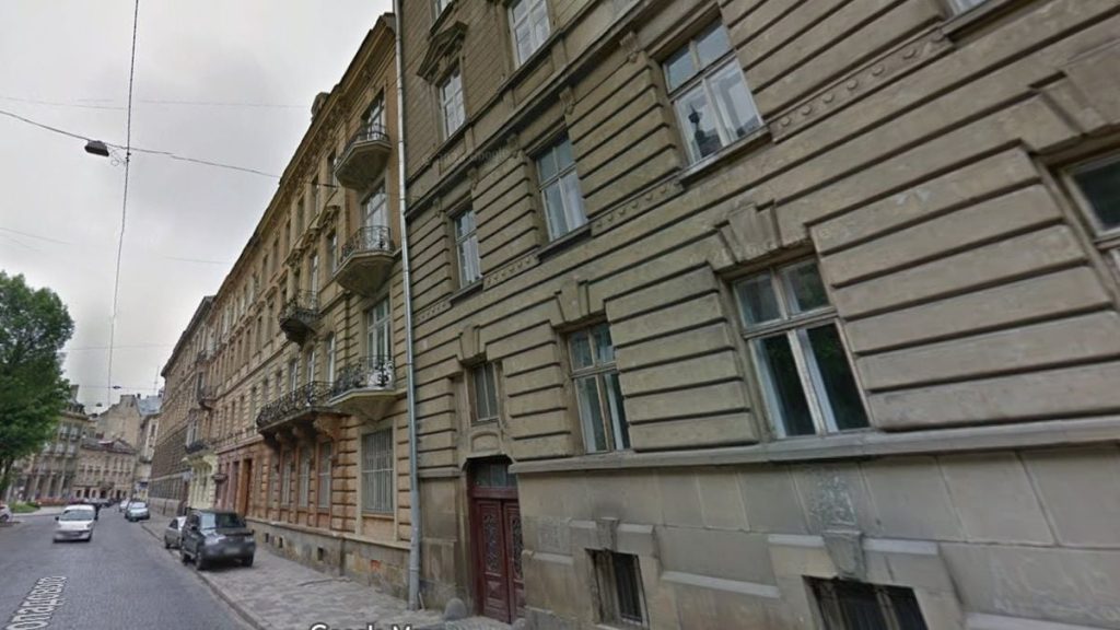 вид зблизька на елементи балкона та інструменти для консервації, без облич