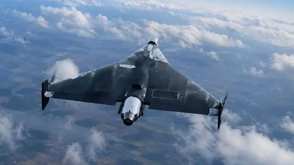 Нічний символічний кадр з міським силуетом, далекими вибухами та аварійними вогнями