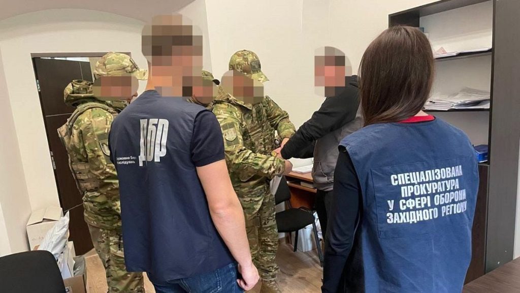 символічна композиція з військовим посвідченням, стетоскопом і стрічкою доказів на нейтральному тлі