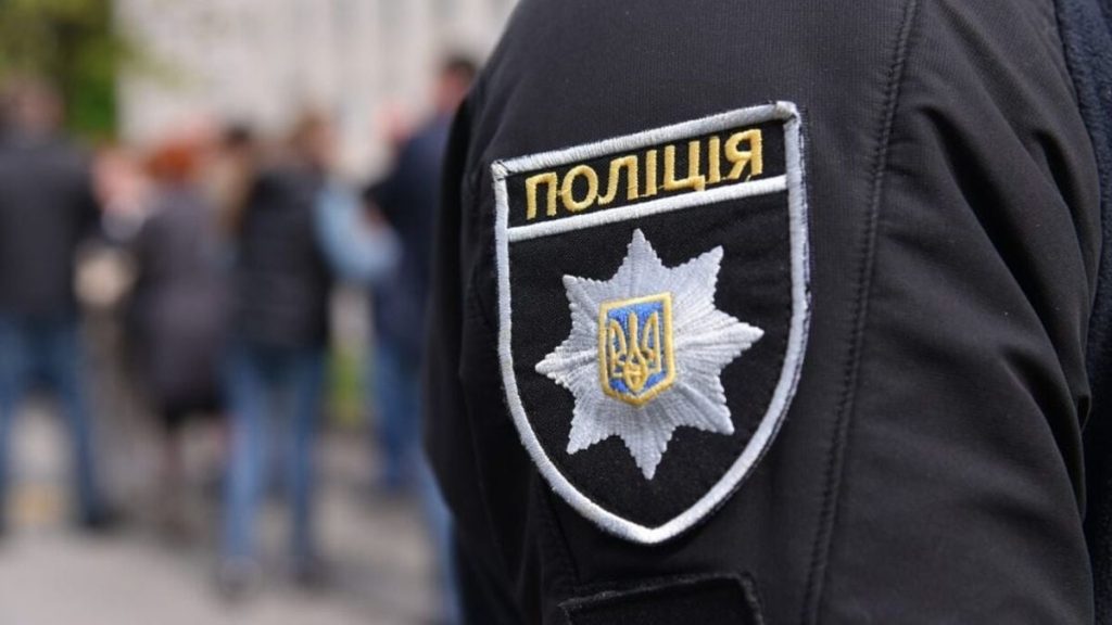 символічна сцена з поліцейським значком, купюрами та суддівським молоточком