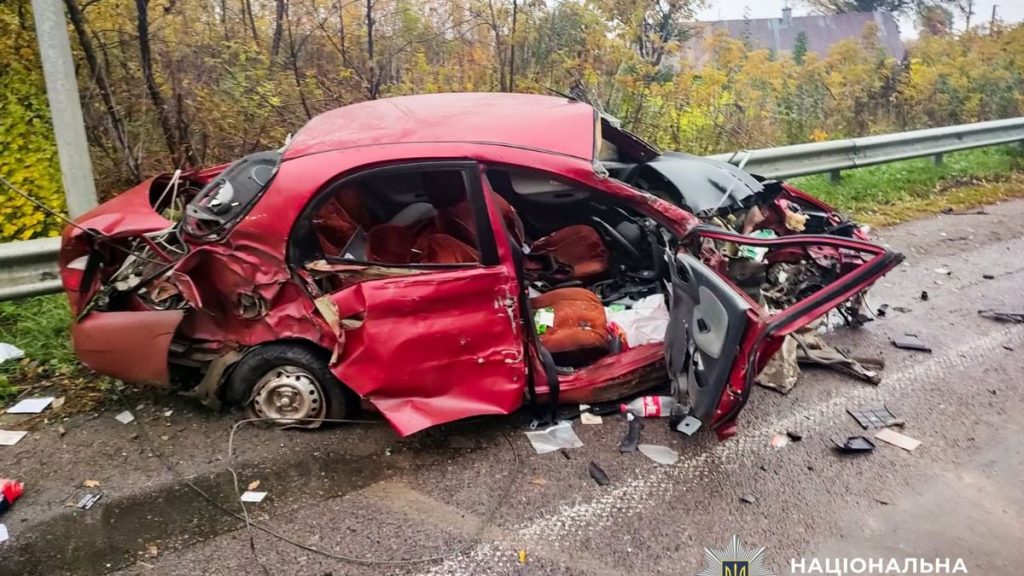 символічна сцена з порваним паском безпеки та розбитим фарами на дорозі, без облич і логотипів