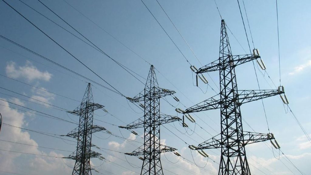 символічне зображення пошкодженої енергетичної інфраструктури без людей