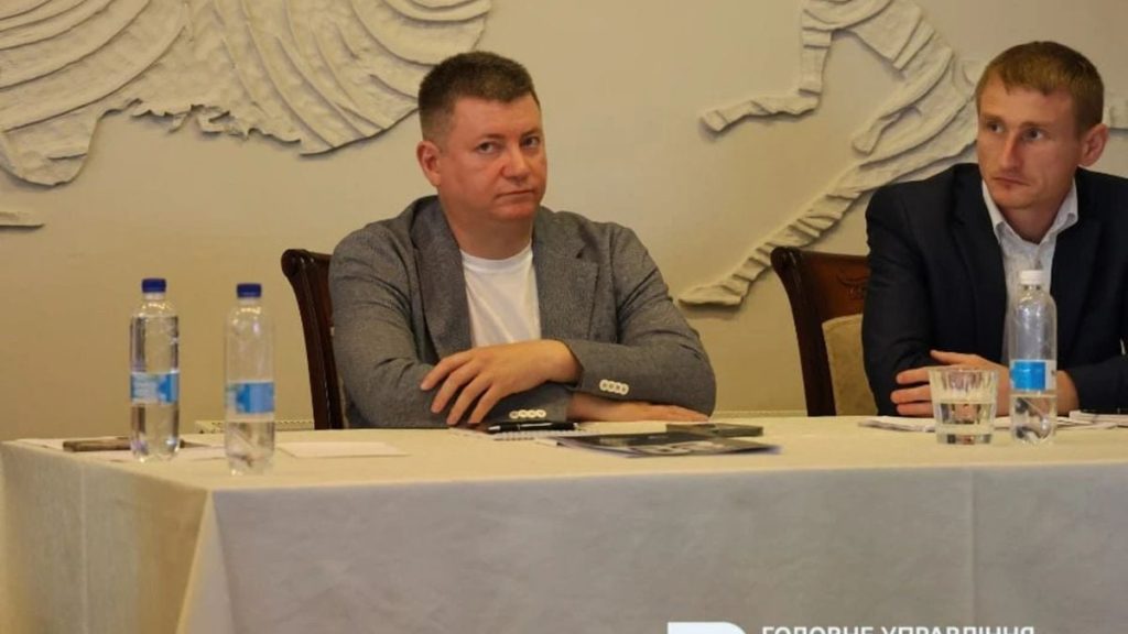 Стилізована сцена з документами, ручкою та грошима на столі