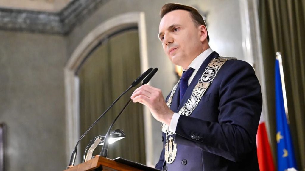 символічна сцена з прапорами Кракова та Львова і документом на столі