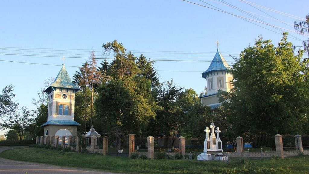 Символічна предметна сцена: церква, прапор і євро на столі