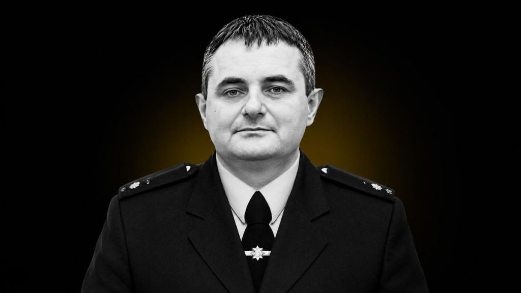 символічна композиція: кепка поліції, блокнот і окуляри на столі