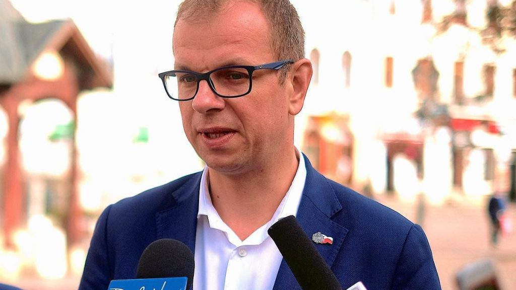 символічна предметна сцена з документами партнерства в кольорах Польщі та України на столі