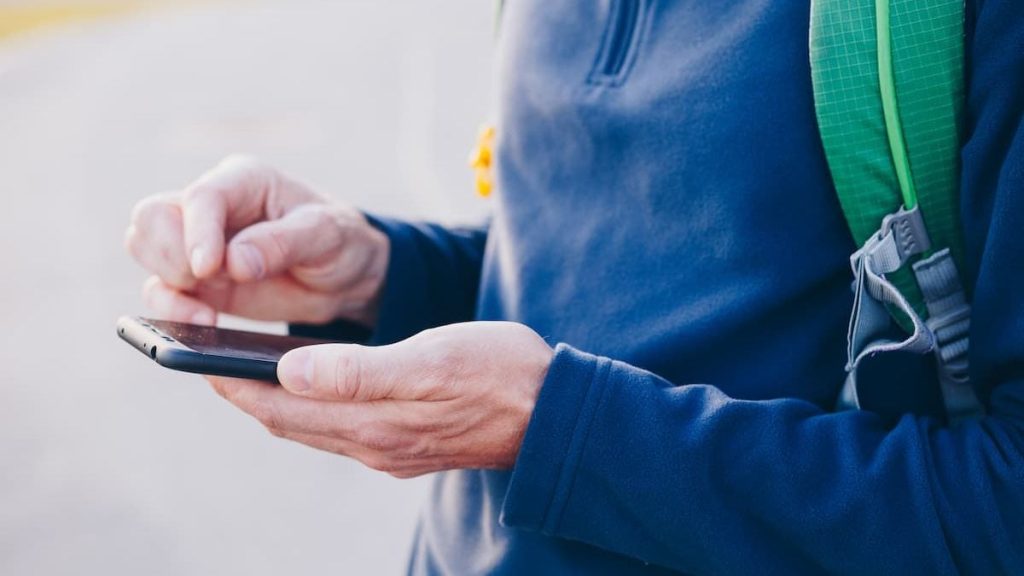 символічна сцена з конфіскованим смартфоном і судовими документами