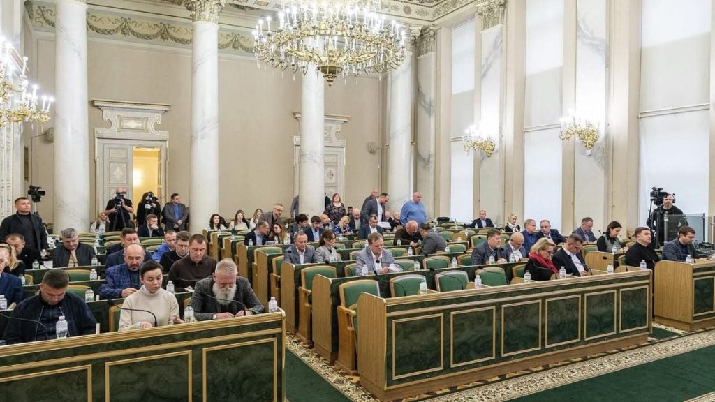 Папка з архівними документами та декоративним снопом пшениці, символічна сцена української історії