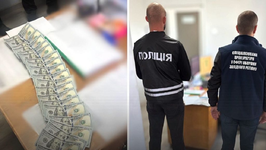 згорнуті долари, військова фуражка і конверт на деревʼяній поверхні