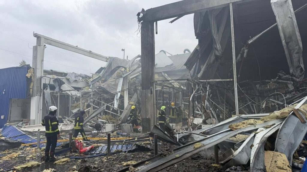 символічна сцена ТЦ з димом і машинами рятувальників, без облич і логотипів