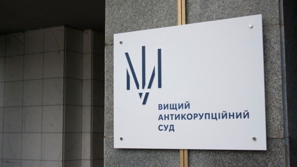 символічна натюрмортна сцена з молоточком, документами та календарем на 28 жовтня