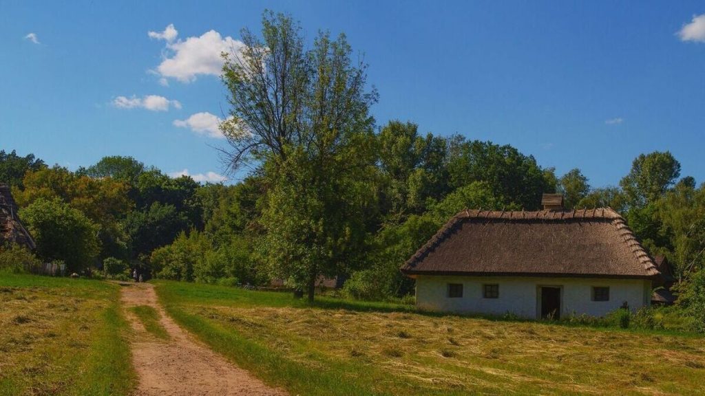 ключі від будинку на столі біля схематичної карти західної України