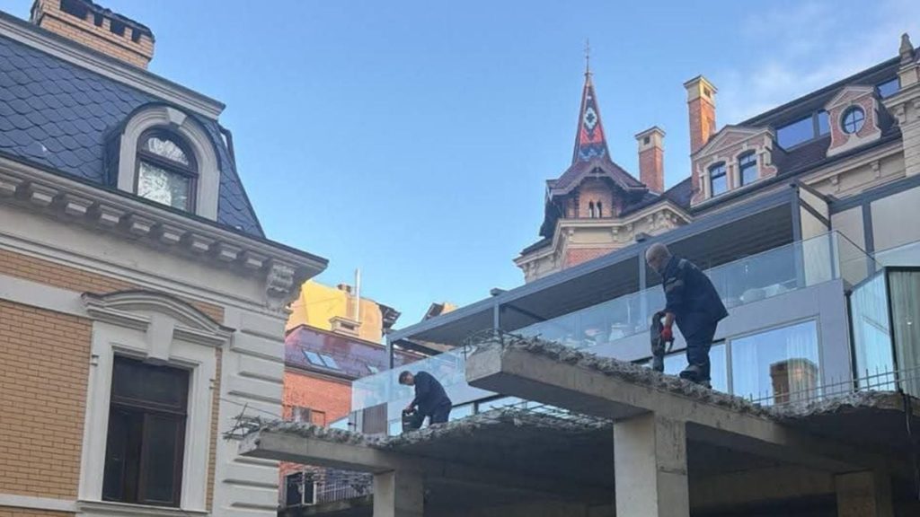 символічна сцена демонтажу біля міського парку без облич і написів