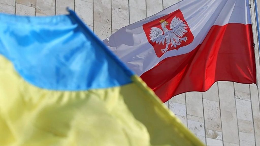 композиція з коробками військової допомоги і пошкодженим офіційним документом