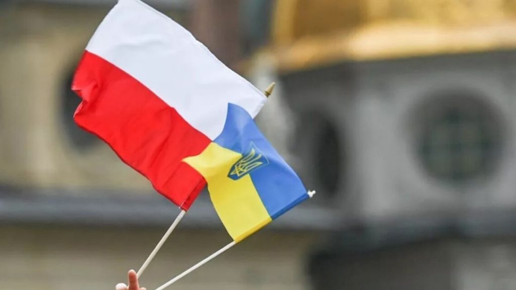 предметна сцена з урядовими документами та польським значком