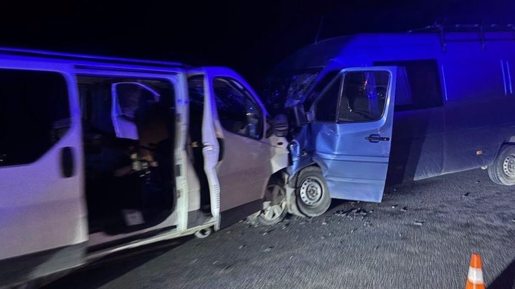 символічне зображення пошкодженого мікроавтобуса на узбіччі з дорожніми конусами та паперовим протоколом