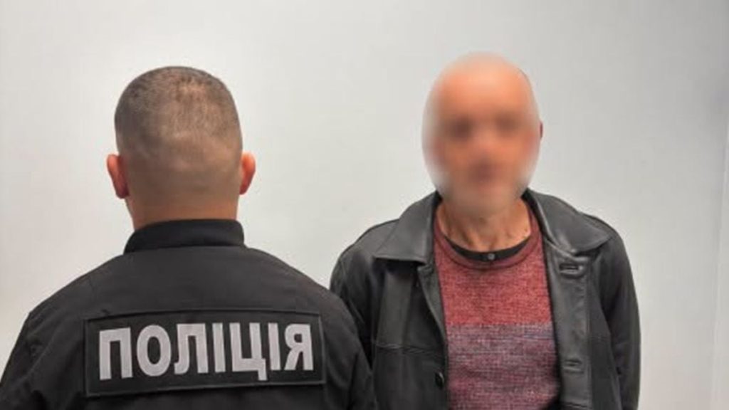 паспорт, наручники й поліцейський значок на дерев'яному столі, без облич і логотипів