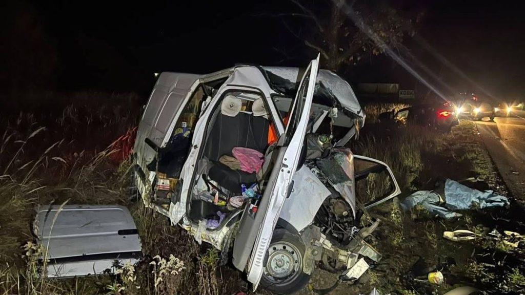 Два пошкоджені автомобілі біля АЗС вночі, мокрий асфальт відбиває світло