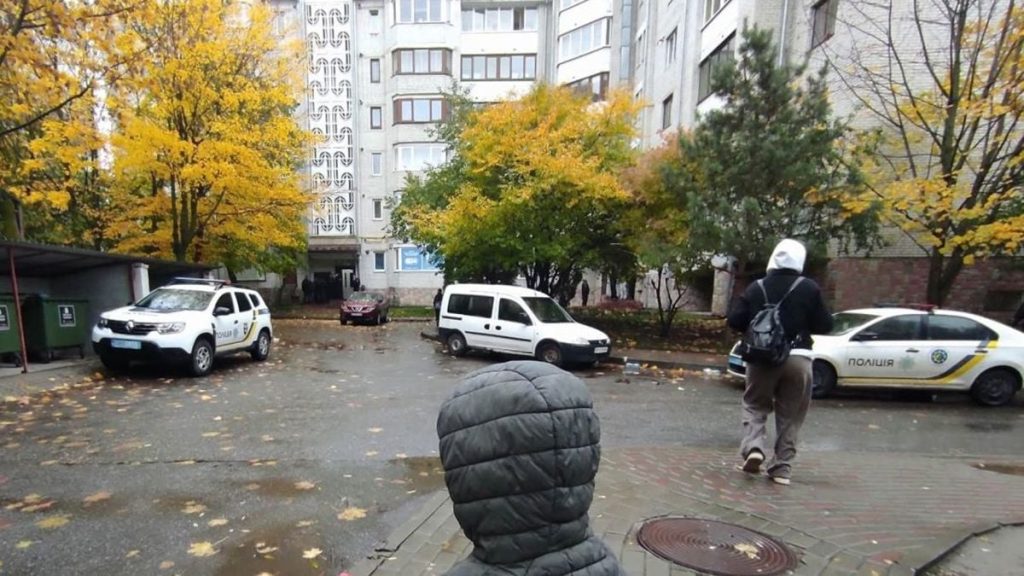 символічний балкон з відкритим вікном і кинутим ножем, порожня ноша всередині, без людей