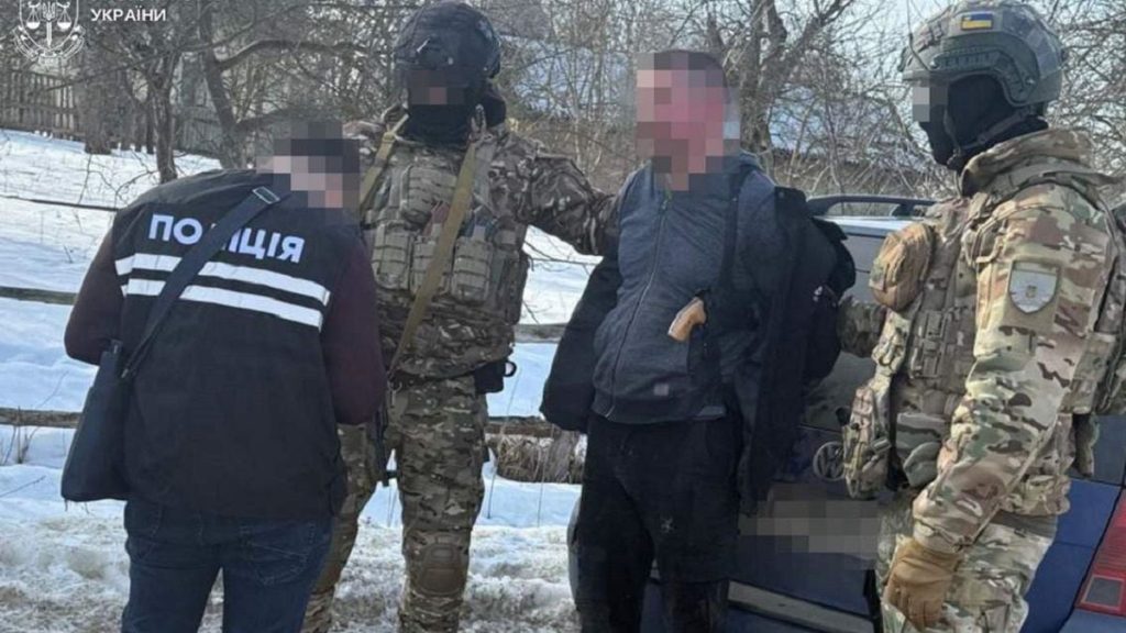 символічна фотографія порожнього буса на сільській дорозі ввечері без людей