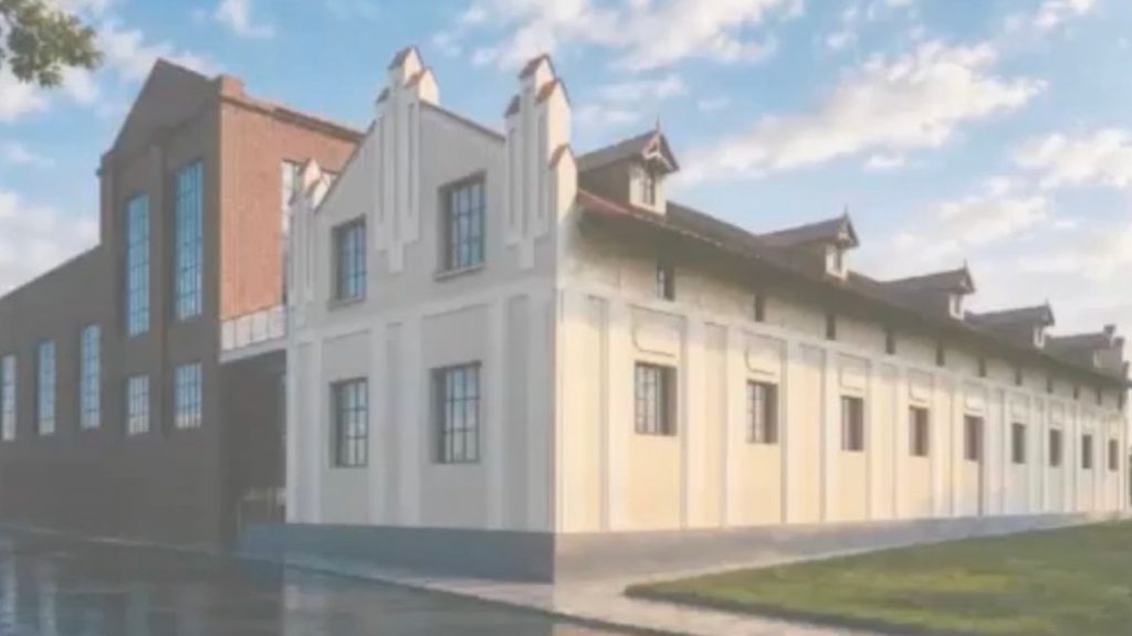 фасад історичної промислової будівлі під реставрацією без людей