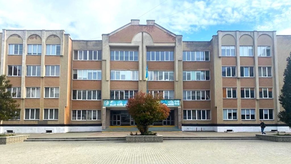 темна класна кімната з аварійним світлом і шкільним рюкзаком