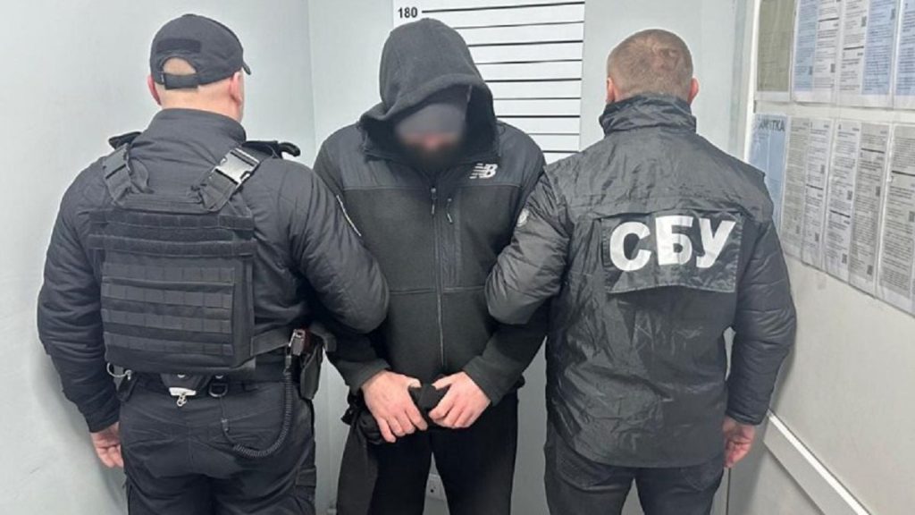 папка з поміткою 'конфіденційно' поруч із медичними формами та стетоскопом на столі