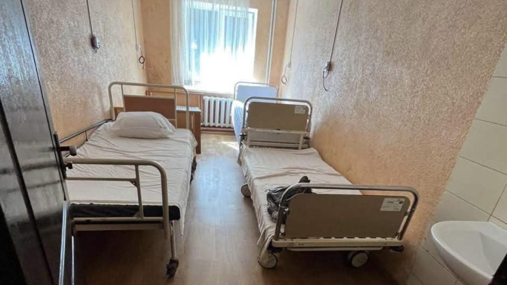 сейф із готівкою, документи й банківські картки на столі