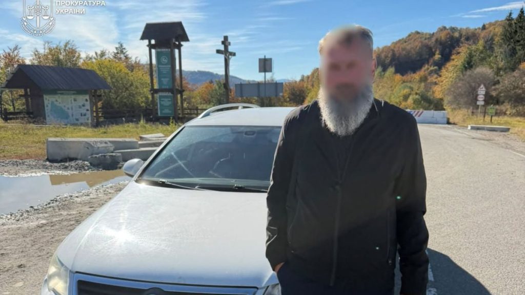 Руки у рясі кладуть купюри поруч із пакетом канабісу на столі