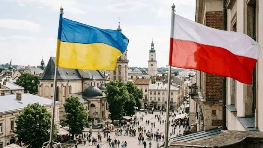 символічна сцена зі складеними прапорами України та Польщі, документами й ручкою